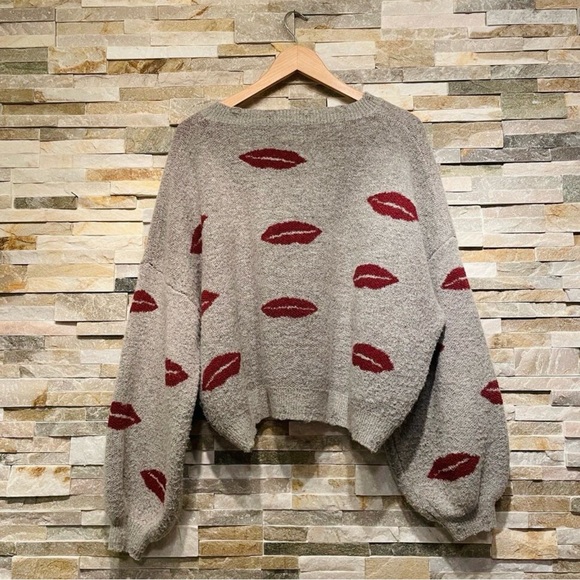 💋 ✨ POL ✨💋 Kisses Oversized Cropped Fit Distressed Sweater Raw Hem Size Small - Picture 4 of 7